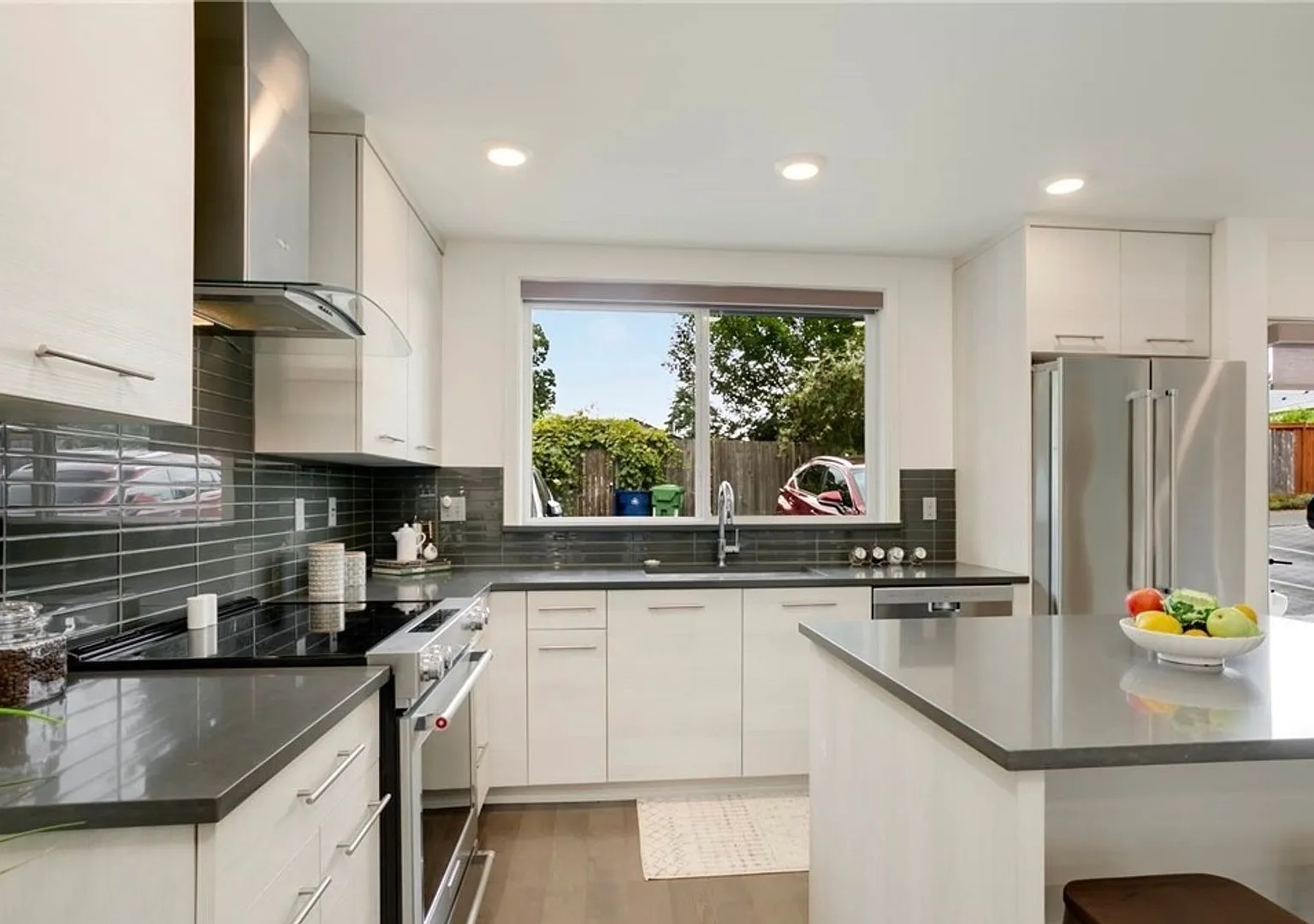 Spacious 4-Bedroom, 3-Bathroom Townhome in West Seattle — Photo 2