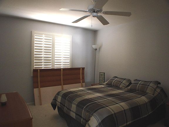5th image of 913 Saint Claire Dr