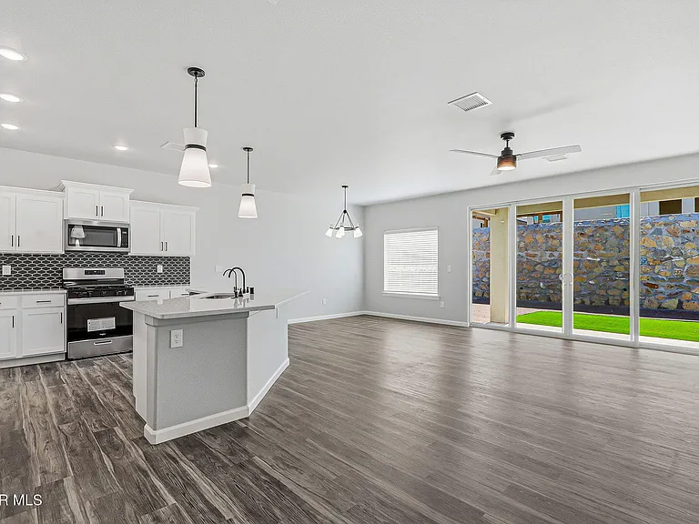 6070 Zinc Hill St — Photo 4