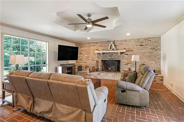 3 bed, 2.0 bath, 1800 sqft, $2,190 — Photo 2