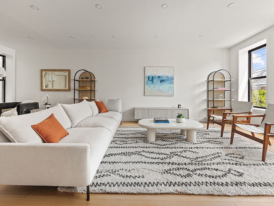 1st image of 27 Van Dam St Floor 1