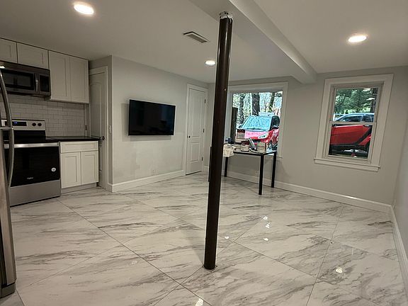 4th image of 118 Greenvale Ave #1B
