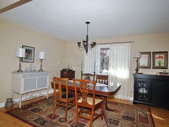 5th image of 821 Oakwood Dr
