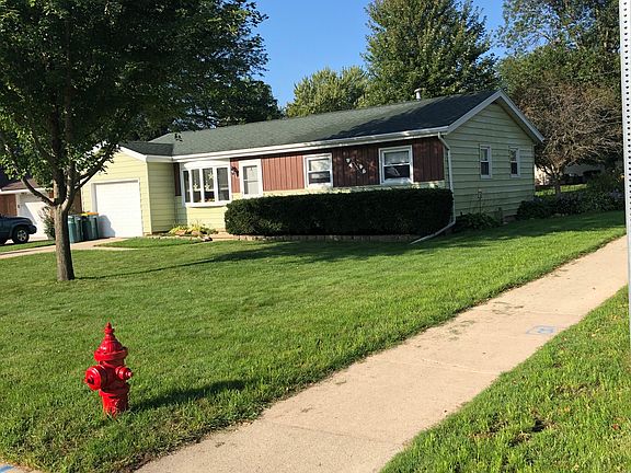 3rd image of 1126 Circle Dr E