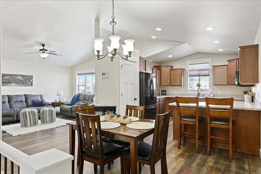 1424 Benjamin Blvd — Photo 3