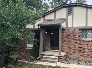 1980 Pondview Ct #1, Rochester Hills, MI 48309