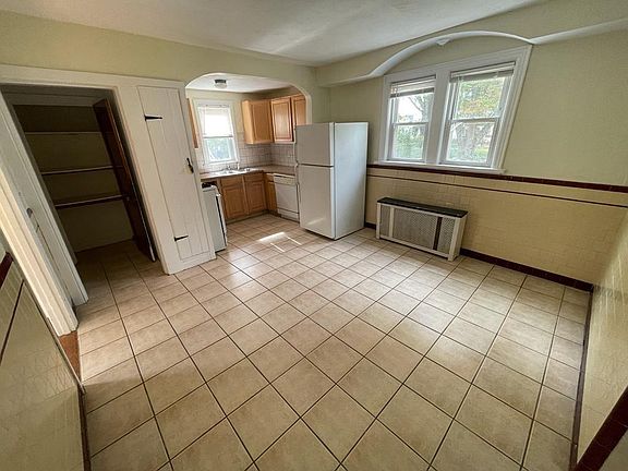 4th image of 127 Hedley Ave
