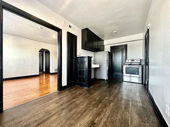 3rd image of 4204 Ellenwood Ave #302
