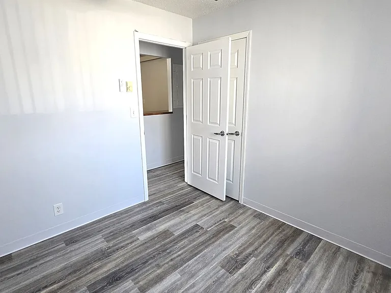 704 Vivian St — Photo 5
