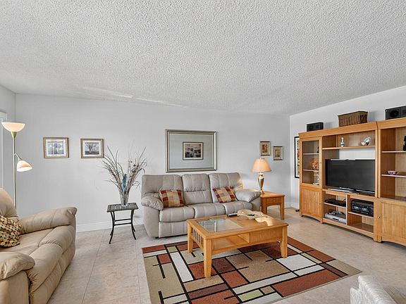 5th image of 202 Wellington D