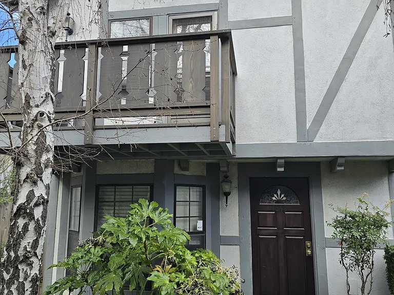 1645 Laurel Ave — Photo 3