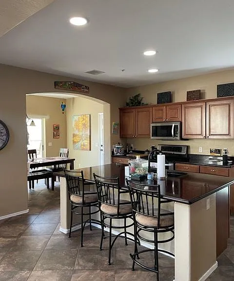 449 Phelps Dr — Photo 2