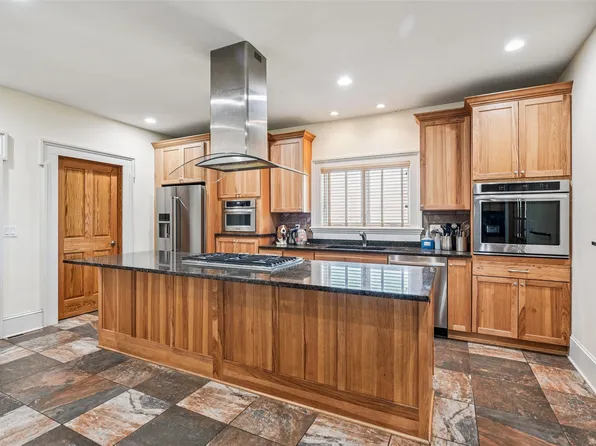 5664 Island Ave, Newton, IA 50208