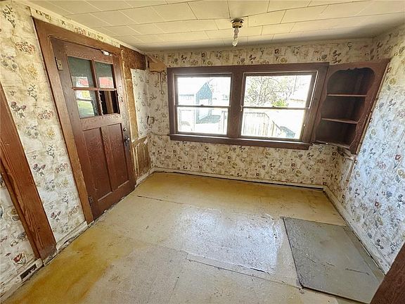3rd image of 1609 S Evergreen Ave