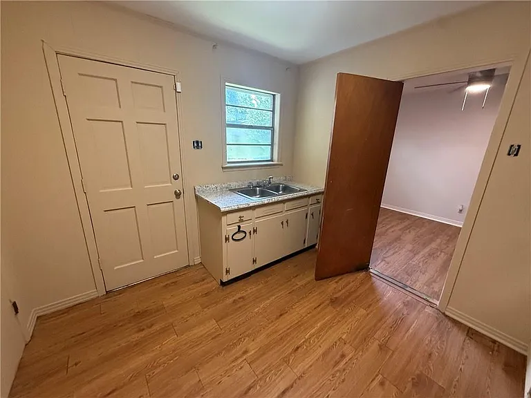 2308 Crestwood Cir — Photo 5