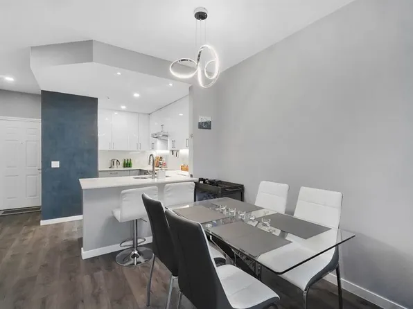630 Roche Point Dr #306, North Vancouver, BC V7H 3A1
