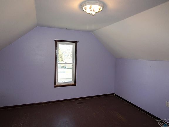 3rd image of 108 N Kingsbury Ave