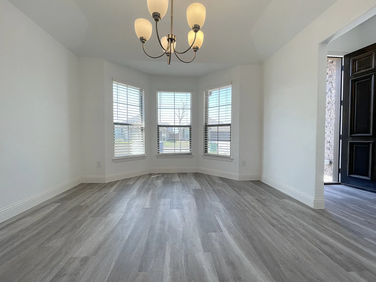 4 bed, 1974 sqft, $2,395 — Photo 2