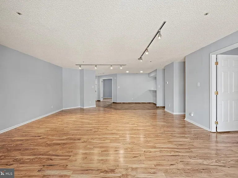 1022 Main St — Photo 12