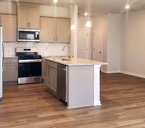 3rd image of 906 Plum Creek Pl