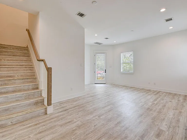 2705 Oakwood Crest Ln — Photo 32