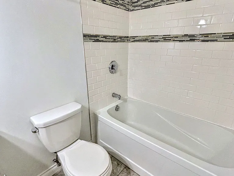 1045 Haro St — Photo 77