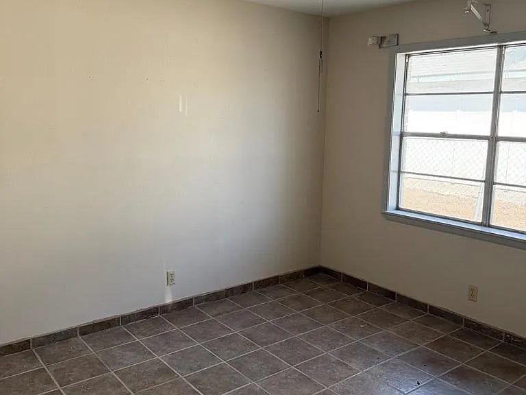 606 W Taft Ave — Photo 3