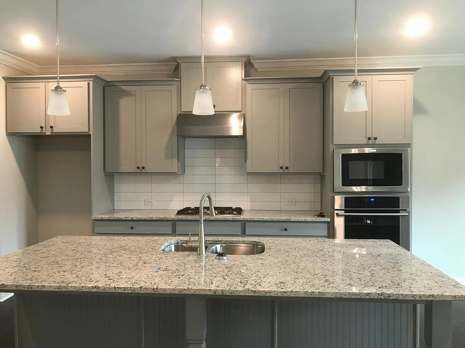 4 bed, 2424 sqft, $2,999 — Photo 2