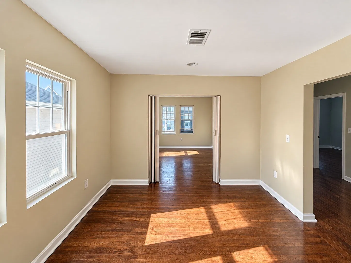 3 bed, 1.0 bath, 1300 sqft, $3,500 — Photo 2