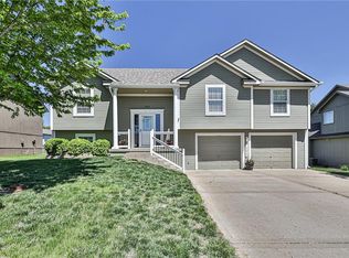 1911 NW Elmwood Dr, Grain Valley, MO 64029