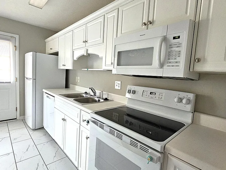 340 Greendale Pl — Photo 5