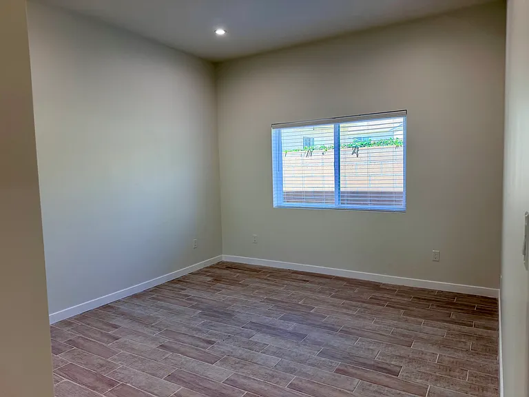 1250A Linden Ave — Photo 11