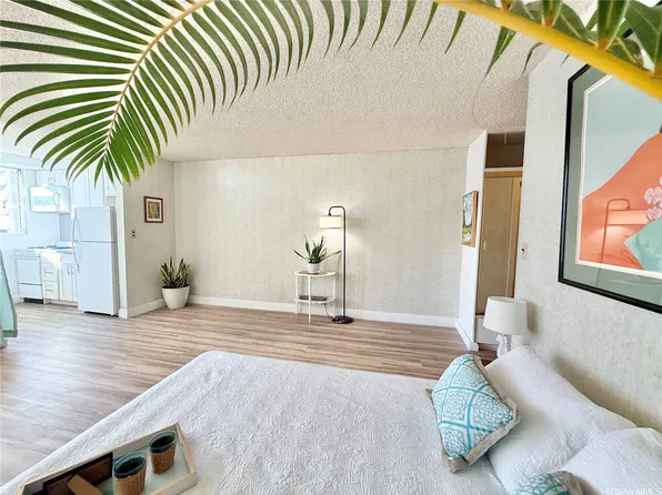 747 Amana St APT 1418, Honolulu, HI 96814