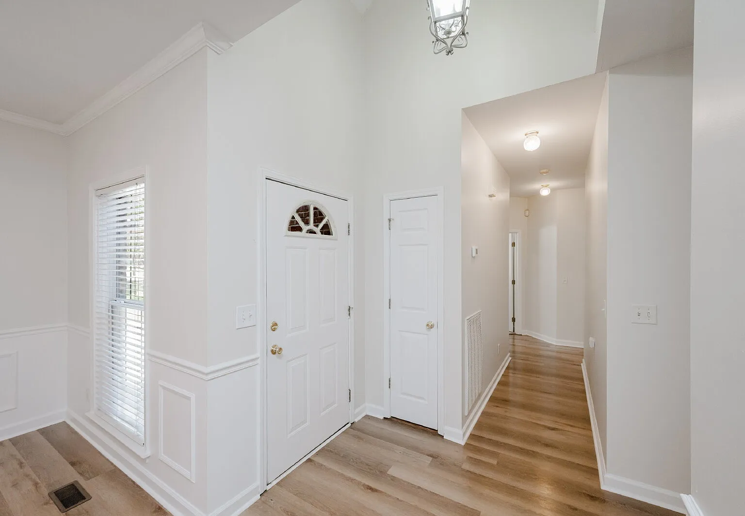 3 bed, 2.0 bath, 1944 sqft, $2,300 — Photo 4
