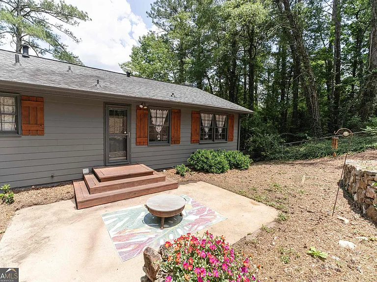 302 E Valley Rd NE — Photo 31
