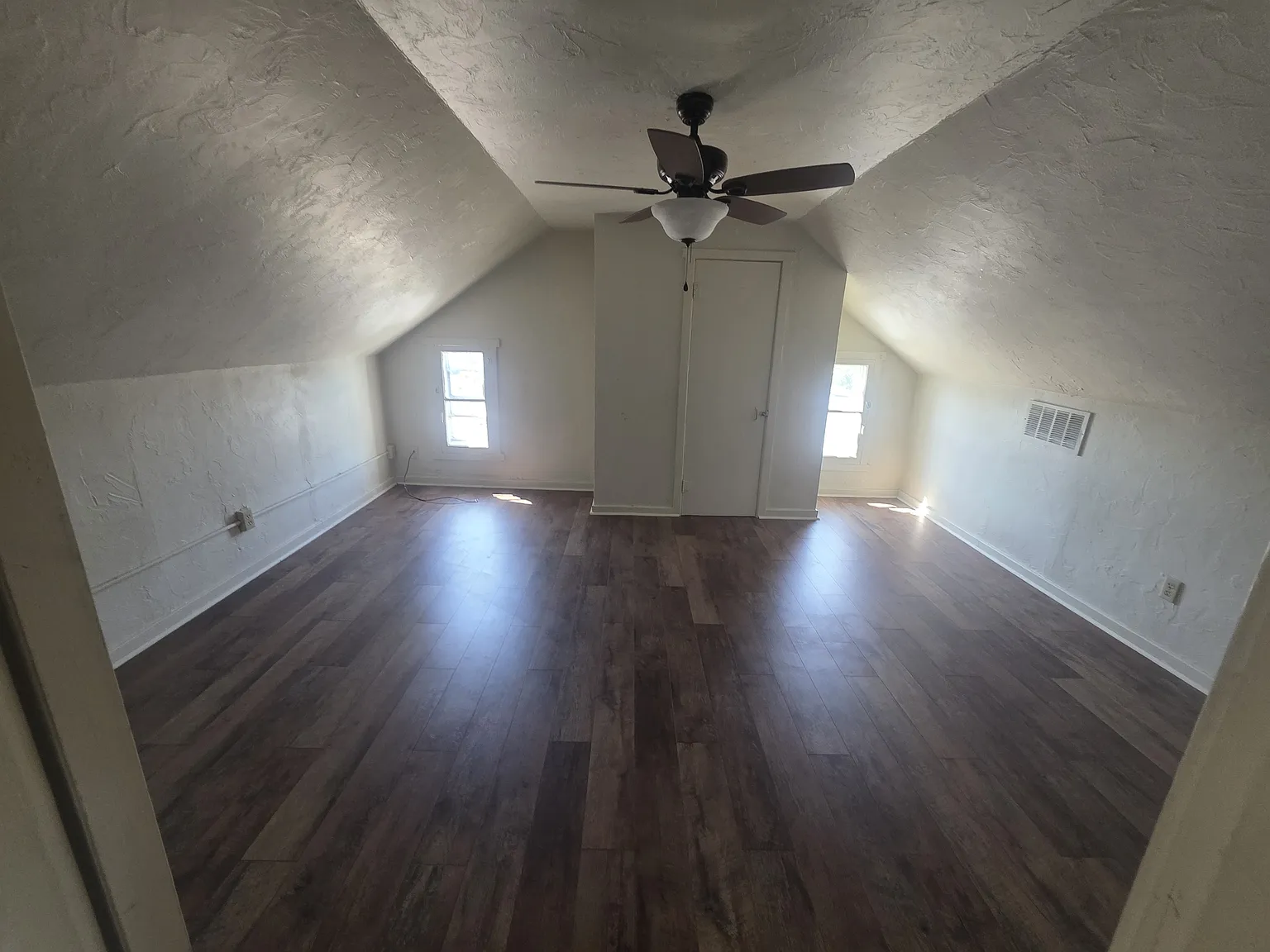 730 York St — Photo 2