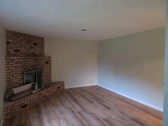 2nd image of 210 El Camino Dr