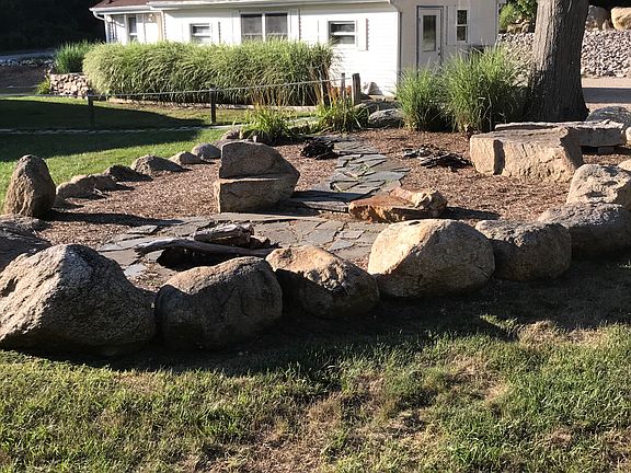 LOUNGE, FIRE PIT AREA