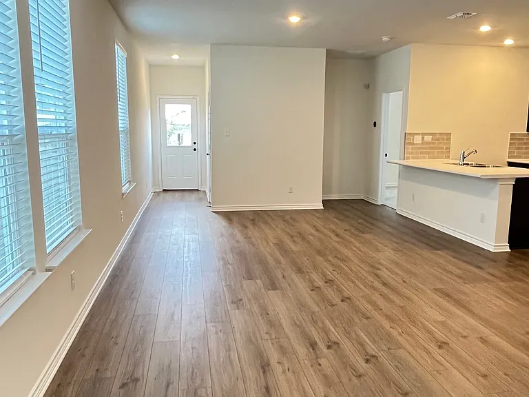 11622 Black Rose — Photo 2