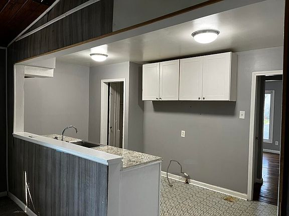3rd image of 20528 Hamburg St