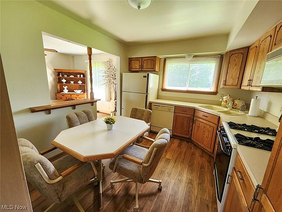 5th image of 3700 Rebecca Dr