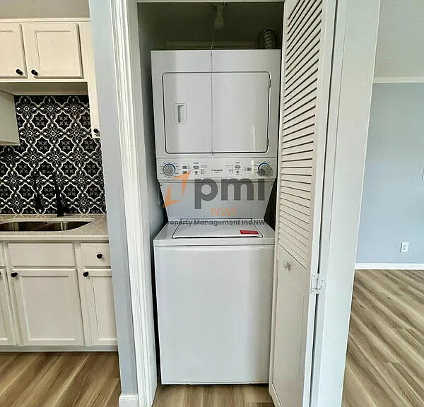 2925 Silverbrook Ave — Photo 9