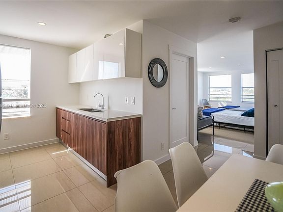 5th image of 924 Marseille Dr APT 32
