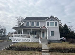 491 Pecan St, Lindenhurst, NY 11757