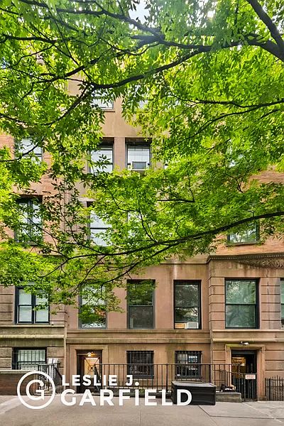 1st image of 320 W 77th St