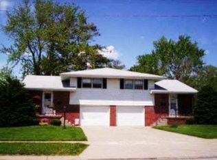 224 Robinhood Ln, Bloomington, IL 61701