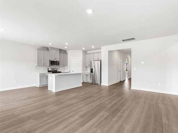 4th image of 1664 Erindale Dr