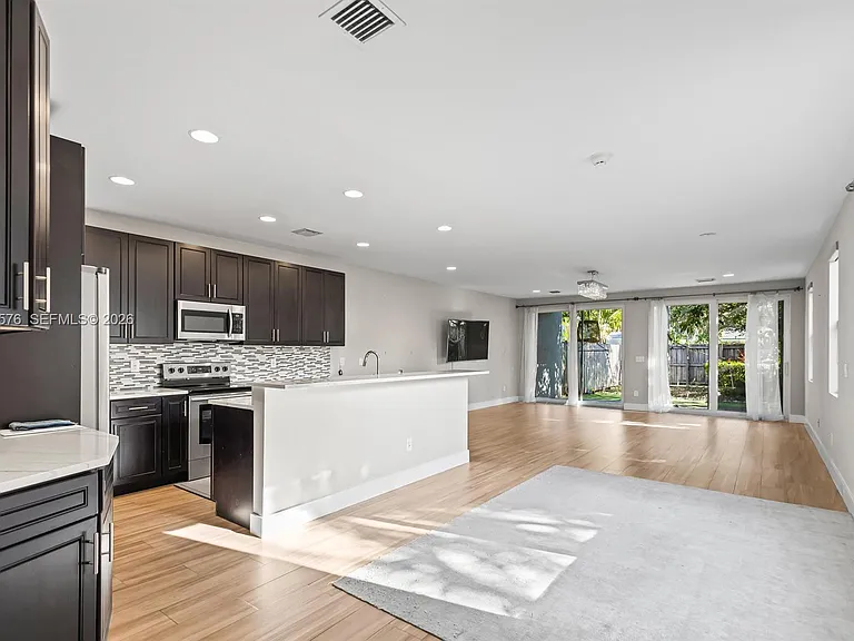617 SW 17th St — Photo 4