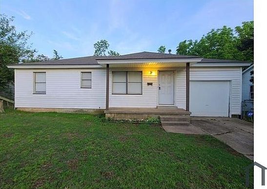 1st image of 1004 Holly Ln