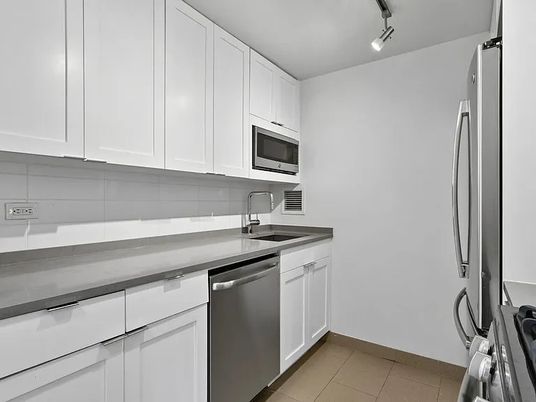 Columbus Cir #S35C — Photo 9